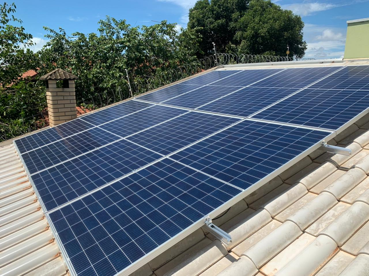 Casa moderna com painéis solares